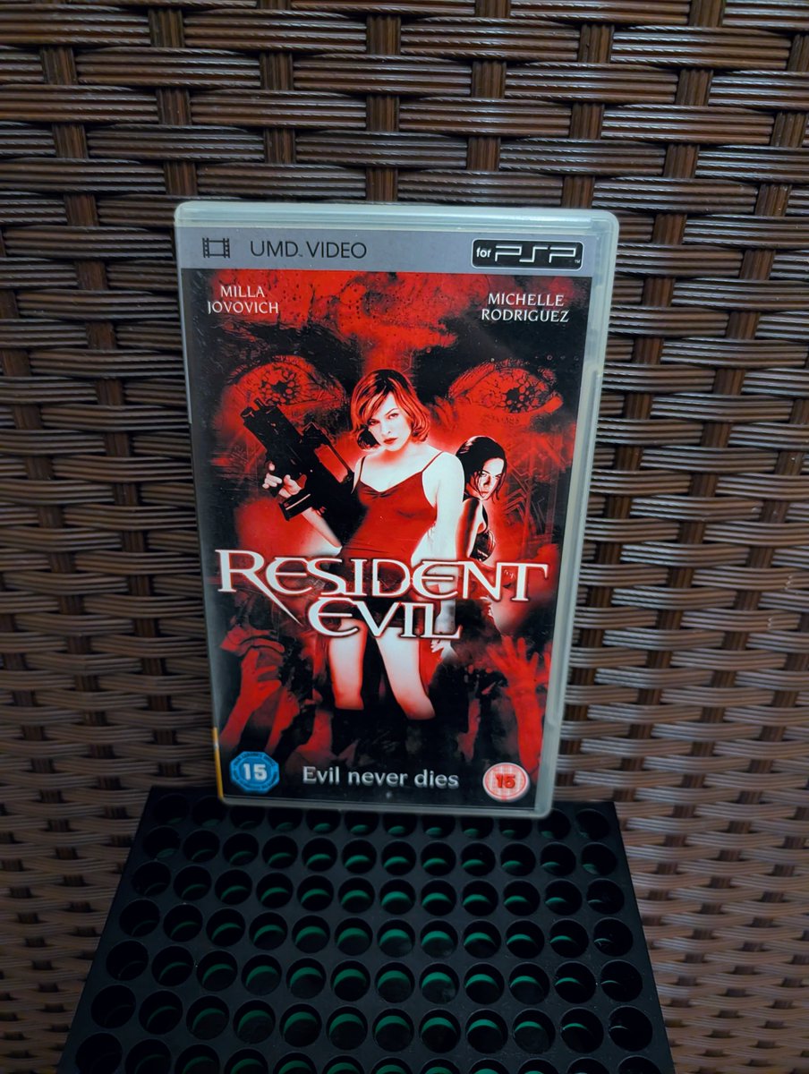 RetroCheating's tweet photo. If it wasn't The Fifth Element that made you fall for Milla Jovovich, it was this movie, aka That homicidal bitch killed my team. That homicidal bitch may be our only way out of here, haha #ResidentEvil #PortablePlaystation #UMDVideo #PSP #Movies https://t.co/fjQrscDmw9