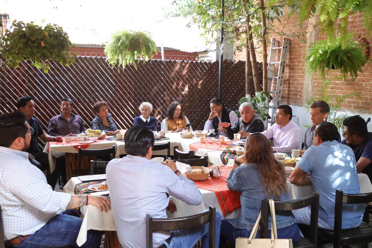 DanielGOaxaca's tweet photo. Un gusto saludar a los amigos de @mcarballido10, un equipo de mujeres y hombres comprometidos con #OaxacaDeJuárez. 🤝✨
Junto a él, trabajamos para construir la #Alternativa que nuestra gente merece. Oaxaca sí tiene futuro y es de color naranja 🍊 para tener verdaderos buenos gobiernos.
¡Lo bueno ya comenzó!
@MovCiudadanoOax 
@MovCiudadanoMX 
@AlvarezMaynez