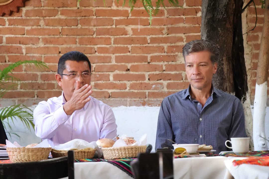DanielGOaxaca's tweet photo. Un gusto saludar a los amigos de @mcarballido10, un equipo de mujeres y hombres comprometidos con #OaxacaDeJuárez. 🤝✨
Junto a él, trabajamos para construir la #Alternativa que nuestra gente merece. Oaxaca sí tiene futuro y es de color naranja 🍊 para tener verdaderos buenos gobiernos.
¡Lo bueno ya comenzó!
@MovCiudadanoOax 
@MovCiudadanoMX 
@AlvarezMaynez