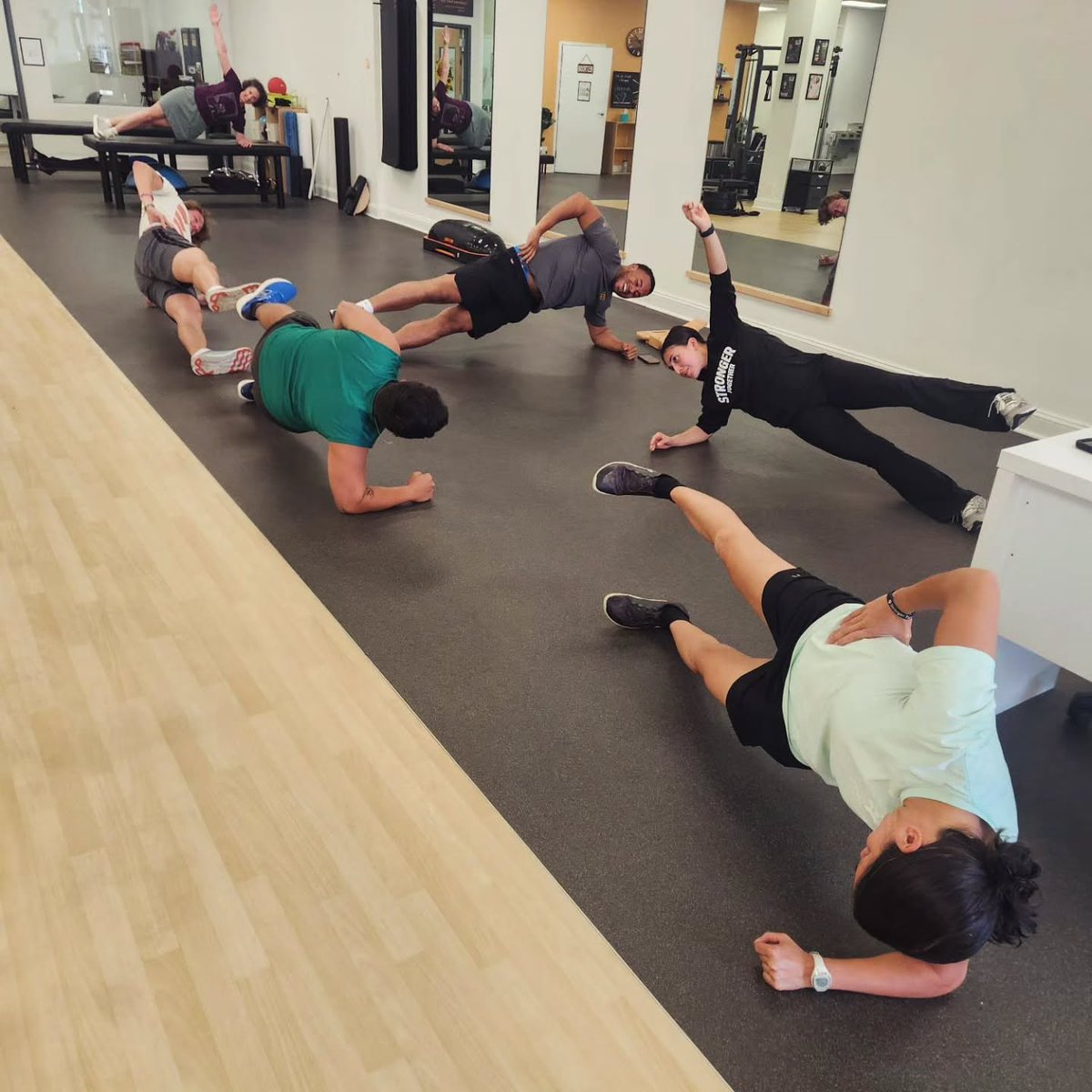watanabehileu's tweet photo. Holding a side plank with one leg raised for 40 seconds is a legit strength benchmark. These guys found out the hard way in a surprise test. Can you guess who lasted the full 40 seconds? https://t.co/qOUZYKHvVD
