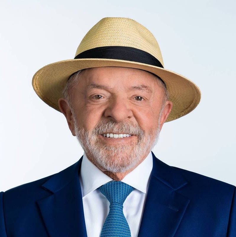 oitributos's tweet photo. a foto que                              a foto que
apareceu                               apareceu
no gshow                               na urna
quando eu                             quando eu
votei para                              votei para
campeã                                  presidente 
do bbb                                    do brasil