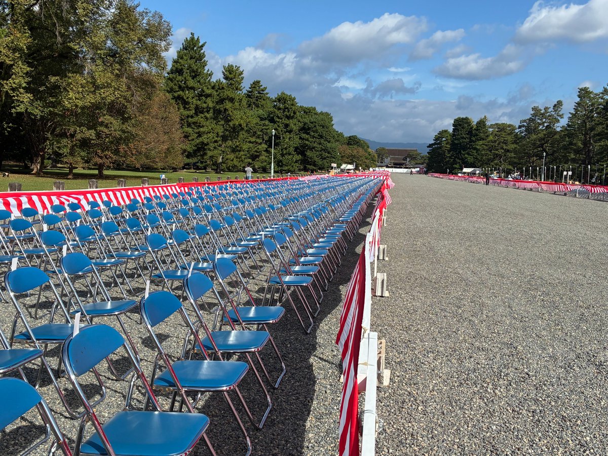kyo_kanko's tweet photo. 👘【時代祭】時代風俗行列は、このあと10/22 12:00頃に出発🐎

時代祭のハイライトである「時代風俗行列」。
明治維新から平安時代まで、各時代の衣装や髪型、道具などを再現した行列が、京都の街を練り歩きます。

行列は、本日(10/22)12:00頃に京都御所建礼門前を出発します！

▼時代祭の詳しい情報はこちら
https://t.co/i0kwXSwvZh
▼行列ルートは、京都観光デジタルマップ「京スマ」でも確認できます。
https://t.co/gkum1VLpt3