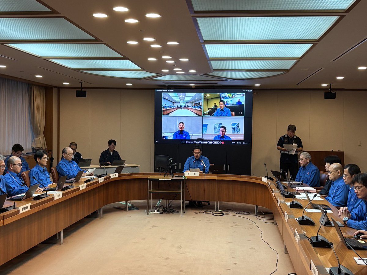 GentaKoja's tweet photo. 【台風第30号への厳重な警戒をお願いします】

本日、令和8年台風第30号に係る第1回沖縄県災害対策本部会議を開催し、沖縄気象台から台風の状況について説明を受けました。

台風第30号は、22日6時現在、中心気圧905hPa・最大瞬間風速80m/sの猛烈な勢力で北西に進んでいます。23日から24日にかけて、非常に強い勢力のまま先島諸島に接近する見込みです。

沖縄気象台によると、先島諸島では一部の住家が倒壊するおそれもある猛烈な風が吹く見込みです。また、土砂災害、低い土地の浸水、河川の増水や氾濫、23日から25日頃にかけては警報級の高潮のおそれもあります。

▼最接近の見込み
石垣島地方：23日夜遅く
宮古島地方：23日夜
与那国島地方：24日午前中

先島諸島の皆さまは、風が強まる前の今日のうちに、物の固定、飲料水や食料の確保、スマートフォンの充電、避難場所の確認をお願いします。風雨が強まってからの屋外作業は大変危険ですので、絶対に行わないでください。

沖縄本島地方でも、22日から23日にかけて警報級の大雨のおそれがあります。

沖縄を訪問中の皆さまは、航空便やホテルの延泊、旅行日程について、旅行会社やホテル等へご相談ください。

県では、市町村や関係機関と連携し、警戒体制に万全を期してまいります。