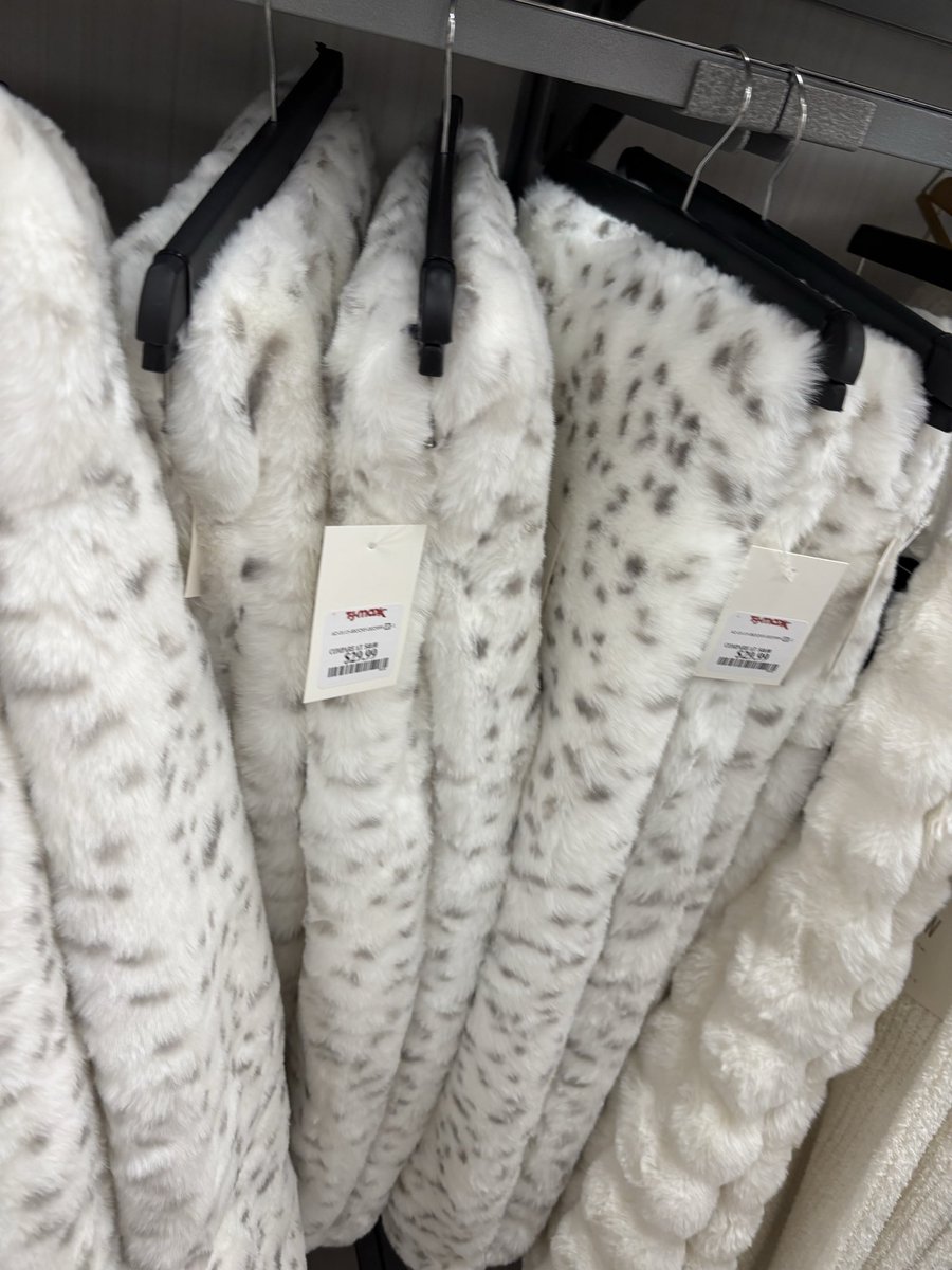 haiiyombok's tweet photo. everything that reminded me of lee know today while shopping https://t.co/Nn5T6fsGvA