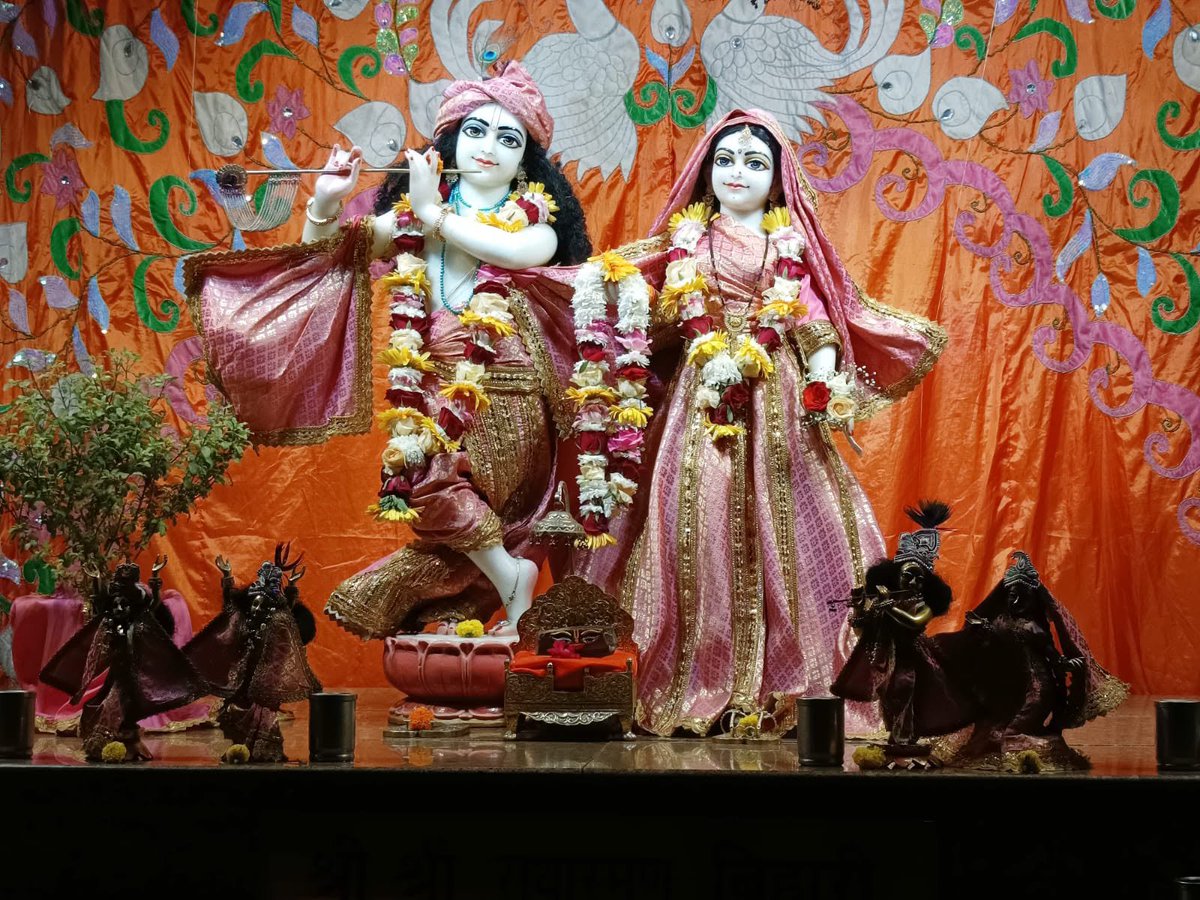 Achintyarupani's tweet photo. Today's divine Ekadashi Special mangla aarti darshan of Sri Sri Radha Raman Bihari ji (ISKCON temple) Lucknow🌸
#achintyarupanidasi #iskcon #spiritualeducator
#iskconlucknow https://t.co/ngvypm8u80