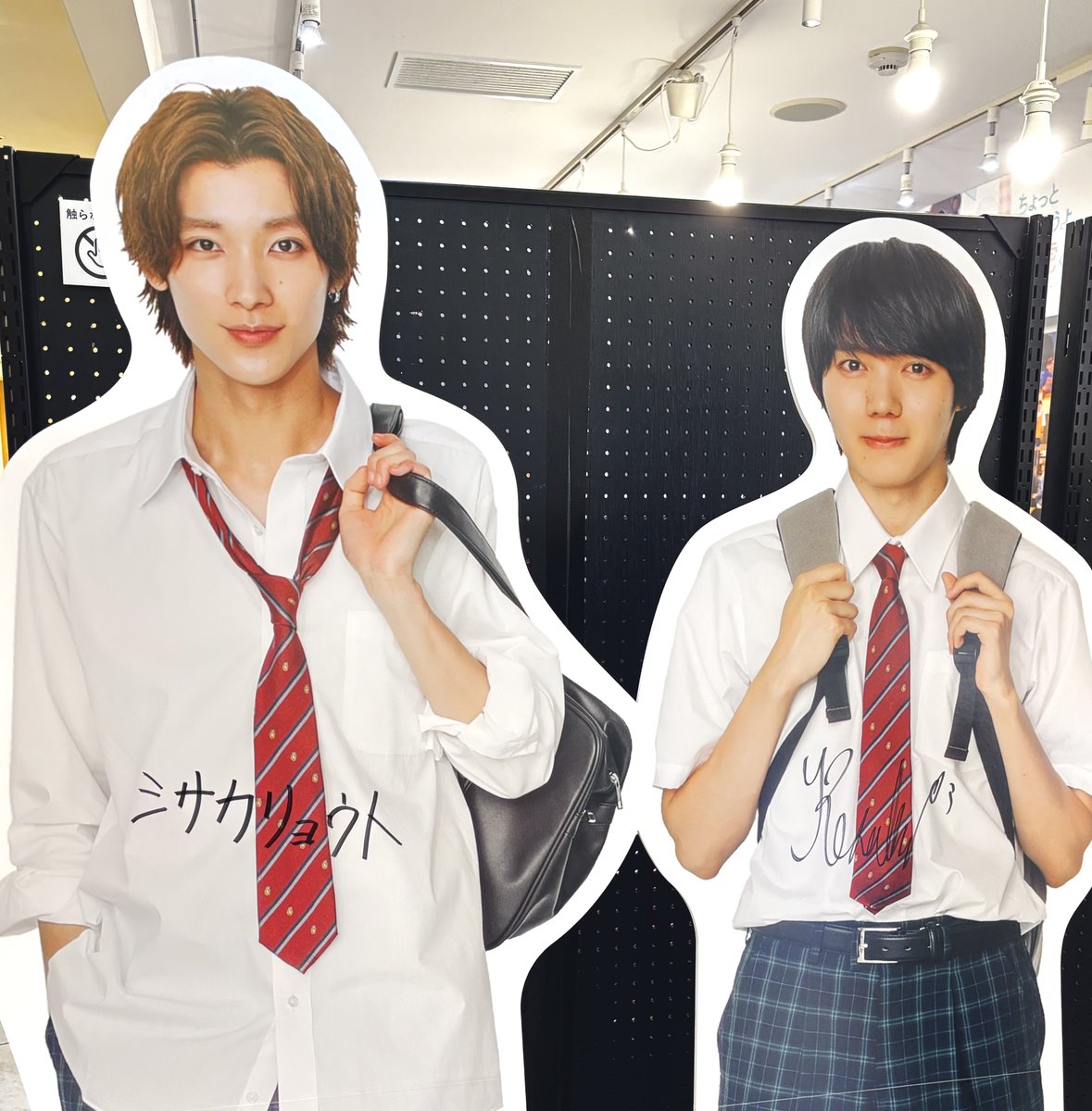 manga10_torico's tweet photo. 🏫ドラマ「陽キャ集団にいる芹沢は、 俺の前だと様子がおかしい」ポップアップストア📖🖊️ at #マンガ展天王寺【2日目】
https://t.co/2VfY0pKQcu

OPEN☀️

˗ˏˋ 👥スタンディパネル👥ˎˊ˗

会場では、せりすずが皆さまをお出迎え🙌🏻🥳
写真撮影も可能です◎📸

ぜひ #陽キャ集団 ポプストへ🏃🏻‍♀️💨✨
ご来場お待ちしております❣️

天王寺会期🗓️ 10月21日(水)～11月3日(火) 営業時間🕦OPEN 10:30 / CLOSE 20:30

#小泉光咲(#原因は自分にある。) #四坂亮翔