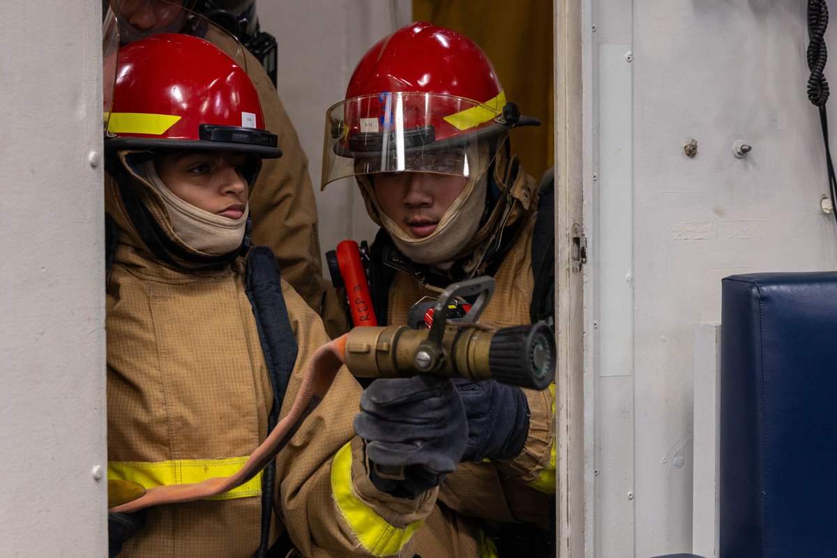 USPACOM's tweet photo. Shipboard Training ⚓

U.S. Sailors assigned to USS Mustin (DDG 89) conduct an Integrated Training Team drill in the Pacific Ocean to maintain damage control response proficiency and fleet readiness.

📍 Pacific Ocean
📸 Mass Communication Specialist 2nd Class Timothy Dimal

#USPACOM #USNavy #USSMustin #DDG89