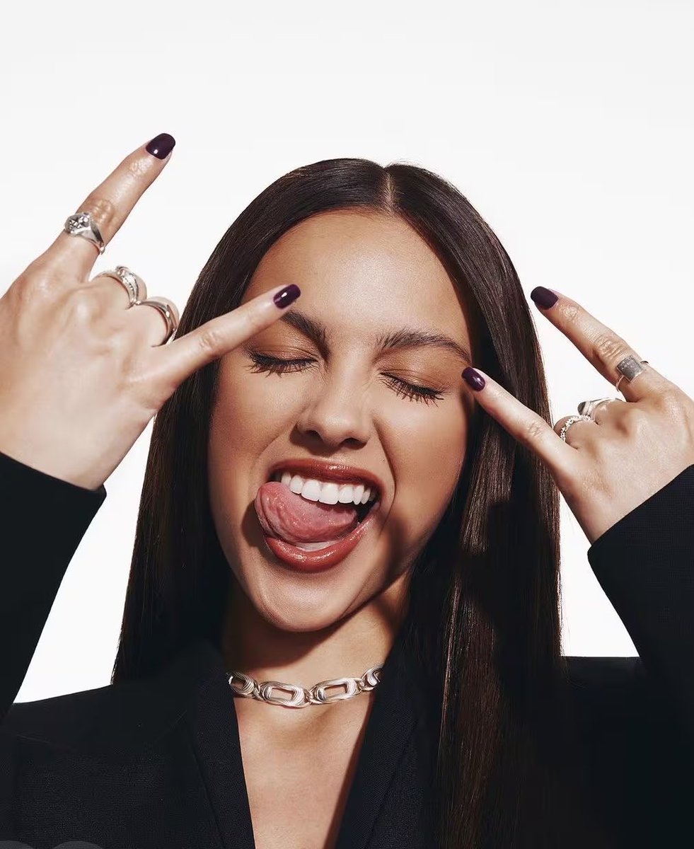 ChartUpdate_'s tweet photo. Top 10 Most Streamed Albums On Global Spotify Daily Chart (Oct. 20)

1. Olivia Rodrigo — YSTSFAGSIL (19.2M) = 
2. BTS — ARIRANG (13M) = 
3. ADÉLA — PRIMA  (11.2M) = 
4. Bad Bunny — DTMF (9.7M) = 
5. Taylor Swift — The Life of A Showgirl (9.5M) = 
6. Olivia Dean — THE ART OF LOVING (9.3M) = 
7. Sienna Spiro — Visitor  (9.1M) +1
8. KAROL G — NMADST (8.9M) -1
9. Katy Perry — Teenage Dreams (8.1M) = 
10. Bad Bunny — Un Verano Sin Ti (7.6M) =