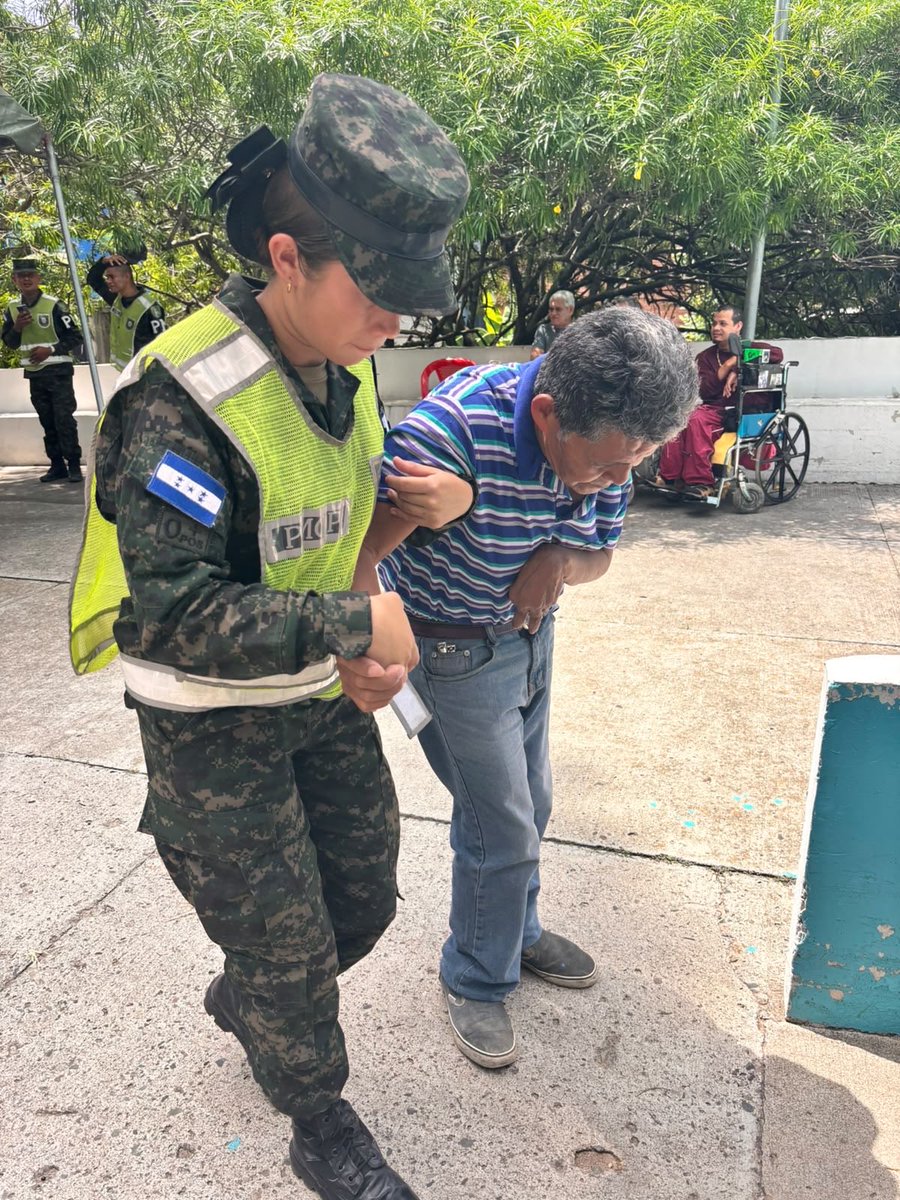 PMOPHN's tweet photo. #AcciónCívicoMilitar | PMOP desarrolla actividad filantrópica en el Asilo del Hospital San Felipe
Las Fuerzas Armadas de Honduras a través de la Policía Militar del Orden Público (#7BPMOP), desarrollan una actividad filantrópica en las instalaciones del Asilo del Hospital San Felipe, en Tegucigalpa, como parte de sus acciones cívico-militares.
La jornada beneficia a 41 personas, con la participación de personal militar, barbero, fisioterapeutas, estilistas y músicos de la PMOP, además de la presentación de la marimba del INJUPEMP.
Con estas acciones, la Policía Militar del Orden Público reafirma su compromiso de servir con solidaridad, humanismo y vocación de servicio, fortaleciendo los lazos de cercanía con la población hondureña.
#FFAAHN #PMOPHN #AcciónCívicoMilitar #ServicioYCompromiso