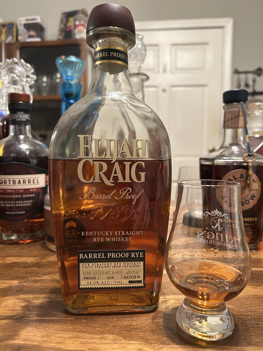 depthofghost's tweet photo. Happy Wednesday 
Cheers🥃 #whiskey https://t.co/n8Tw4kj746