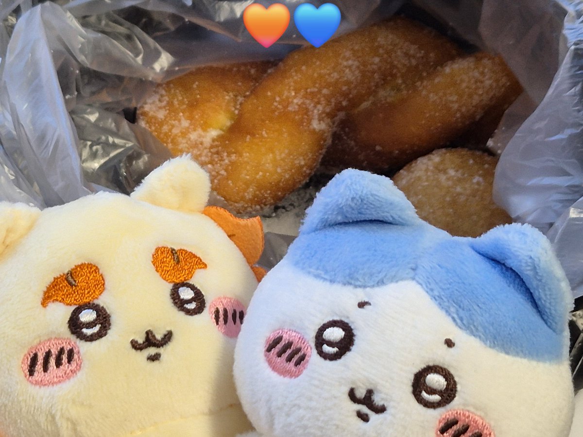 sennha_4B069's tweet photo. 🧡한국의 사타팜빙(?)이라고 볼 수 있는 

🍩시장 도넛🧂이에요////
설탕도 솔솔 뿌려서
꽈배기랑 쫀득한 애로 골라왔어요😋 https://t.co/e05CBBDuqy