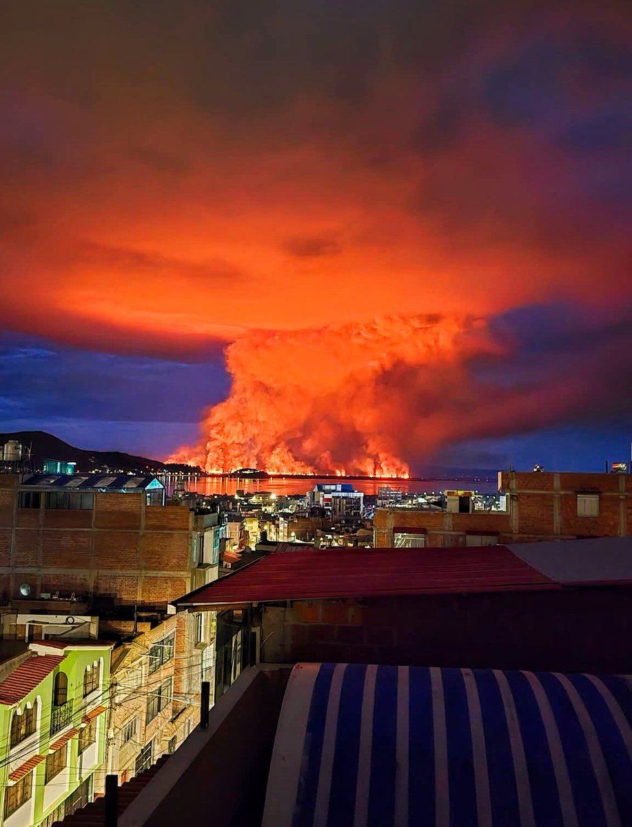 Asismet_IF's tweet photo. 🚨#URGENTE: Un incendio forestal de grandes proporciones afecta los totorales de la Isla flotante de Los Uros, en el lago Titicaca.🇵🇪🔥

Poniendo en peligro directo a las viviendas y plataformas turísticas, la columna de humo es visible desde de #Puno, preocupando a la población. https://t.co/eY0SzyB4Yw