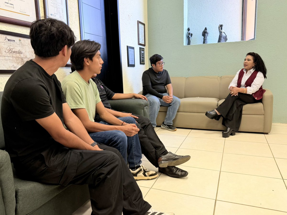 utvco's tweet photo. Damos atención prioritaria a la comunidad estudiantil, nuestra rectora, @EditSantibanez, se reúne con jóvenes universitarios, para atender sus inquietudes y dar seguimiento a temas de interés para las y los estudiantes. 📚

#ExcelenciaAcadémicaUnidadYTransformación https://t.co/WyBDYxkfRs