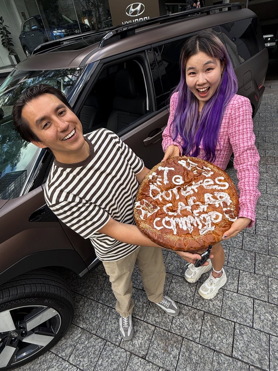 CentralQNoticia's tweet photo. CON QUE ASÍ LUCE EL AMOR CORRESPONDIDO… CHINGU AMIGA LE PIDE MATRIMONIO A SU NOVIO CON CAMIONETA NUEVA 🛻💍😳

Hace unos meses, la influencer Chingu Amiga sorprendió con la noticia de que su novio, Rodrigo, le había pedido matrimonio con un delicioso pan de Mitla, marmotas, guajolote y baile; pues ahora, ella decidió “devolver” la pedida comprando una camioneta nueva a su prometido.

Rodrigo se veía muy emocionado y un poco confundido, pues no daba crédito a que su prometida le regalara la camioneta de sus sueños.

Y claro… tampoco hizo falta en esta ocasión el pan de Mitla. Con que así luce el amor correspondido.

¡Felicidades a la pareja por su compromiso! ✨

📷 Chingu Amiga

#CentralQNoticias #Oaxaca #Noticias #ChinguAmiga #Matrimonio
https://t.co/YZa7OI9OXh