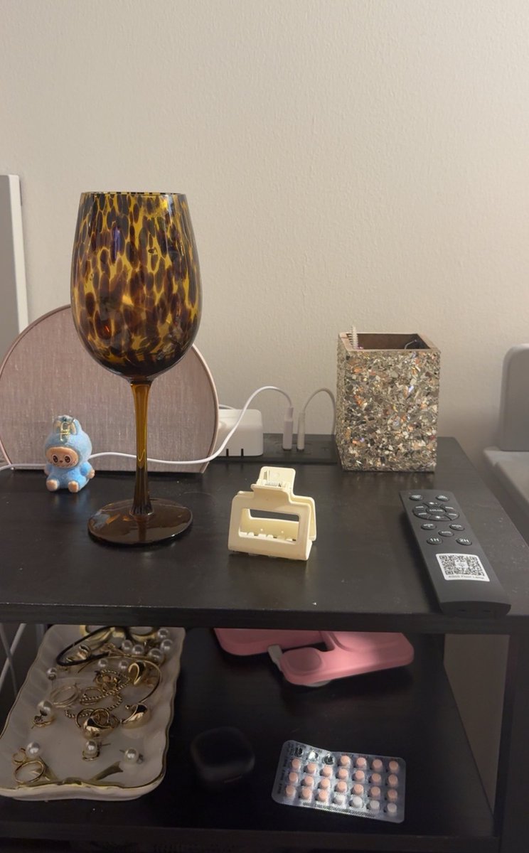 stasgoodman1's tweet photo. Nightstand dox #goodnight I had too much wine https://t.co/HP6UBr5ktA