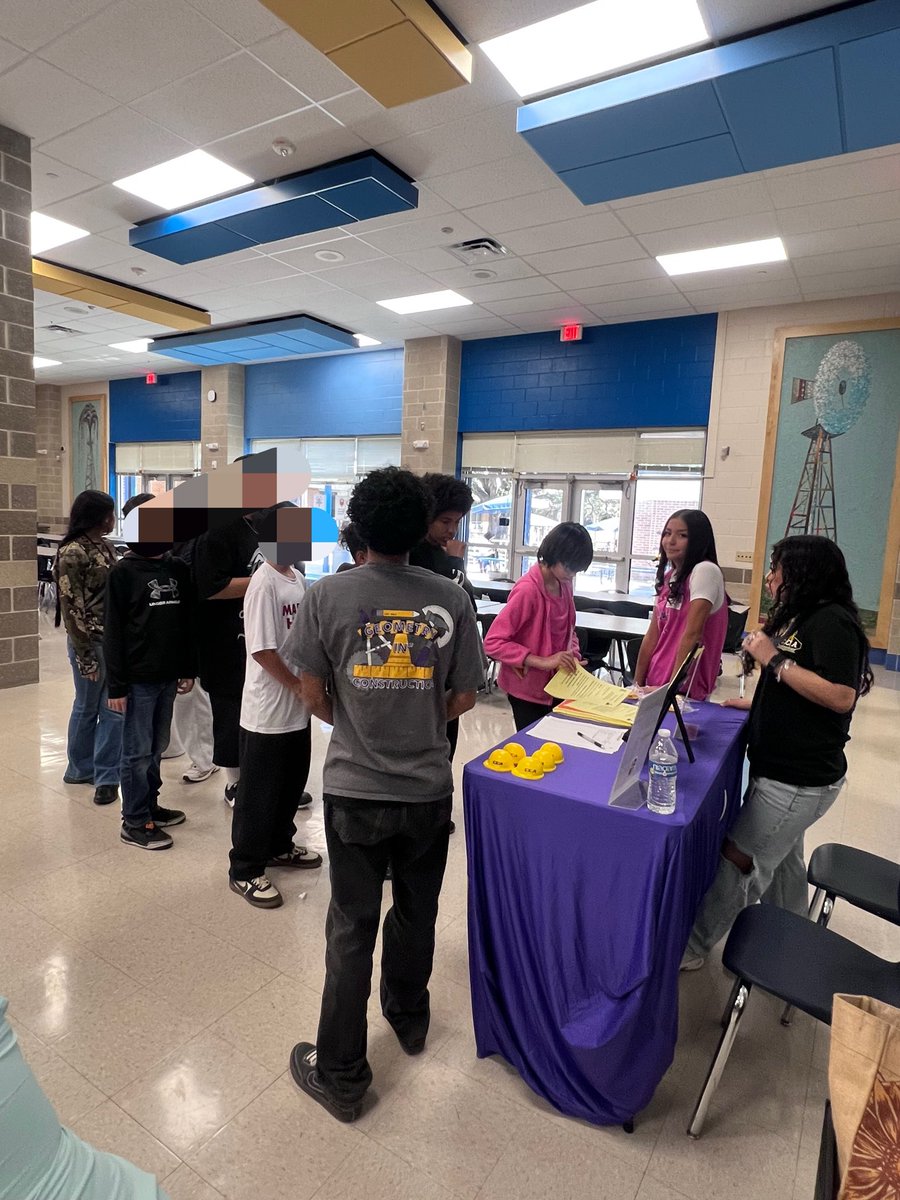 PNeffCounselors's tweet photo. Thank you @NISDCCA for coming to our 8th grade lunch! Students enjoyed visiting with you 💙💜
@NISDPatNeff @NISDCounseling https://t.co/czzb4E9Cj2