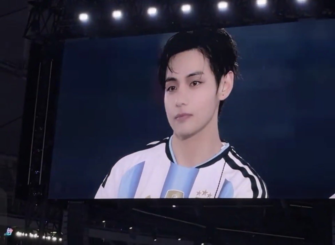 jmgoldenn's tweet photo. o taehyung extremamente gostoso com a camisa da argentina, meu Deus q ódio https://t.co/DoMY8ONRPv
