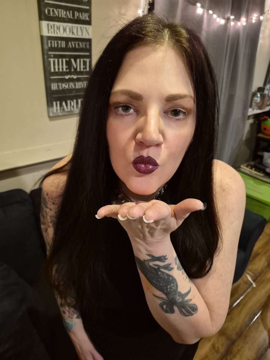 theeScarletFox's tweet photo. I want thank all the beautiful dommes who have followed me. It's so hard starting over again &amp; you are all really helping just with an add. Love to you all ❤️ https://t.co/3pYP25yZfC