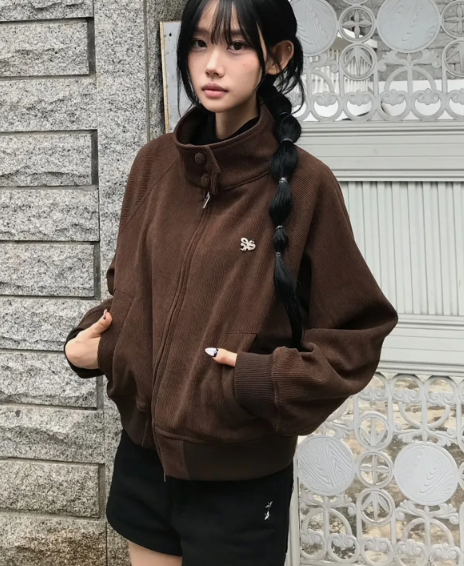 chicks_kr's tweet photo. #팔로우 #RT #맘찍

⋆｡˚ ☾˚｡⋆ 요즘 꾸준히 사랑받는 랭킹템 ⋆｡˚ ☾˚｡⋆

🖤 빈티지한 무드가 매력적인 코듀로이 블루종
🧸 탄탄한 카라와 여유로운 핏으로 완성하는 데일리룩
🌃 툭 걸치기만 해도 분위기 있는 스트릿 코디 완성 ✧
˚₊‧꒰ა 데님부터 스커트까지 어디에나 찰떡 ໒꒱‧₊˚
이번 시즌 아우터 고민은 요걸로 해결 ദ്ദി ˶˙ᵕ˙˶ )♡

https://t.co/mnXDeLLw5q