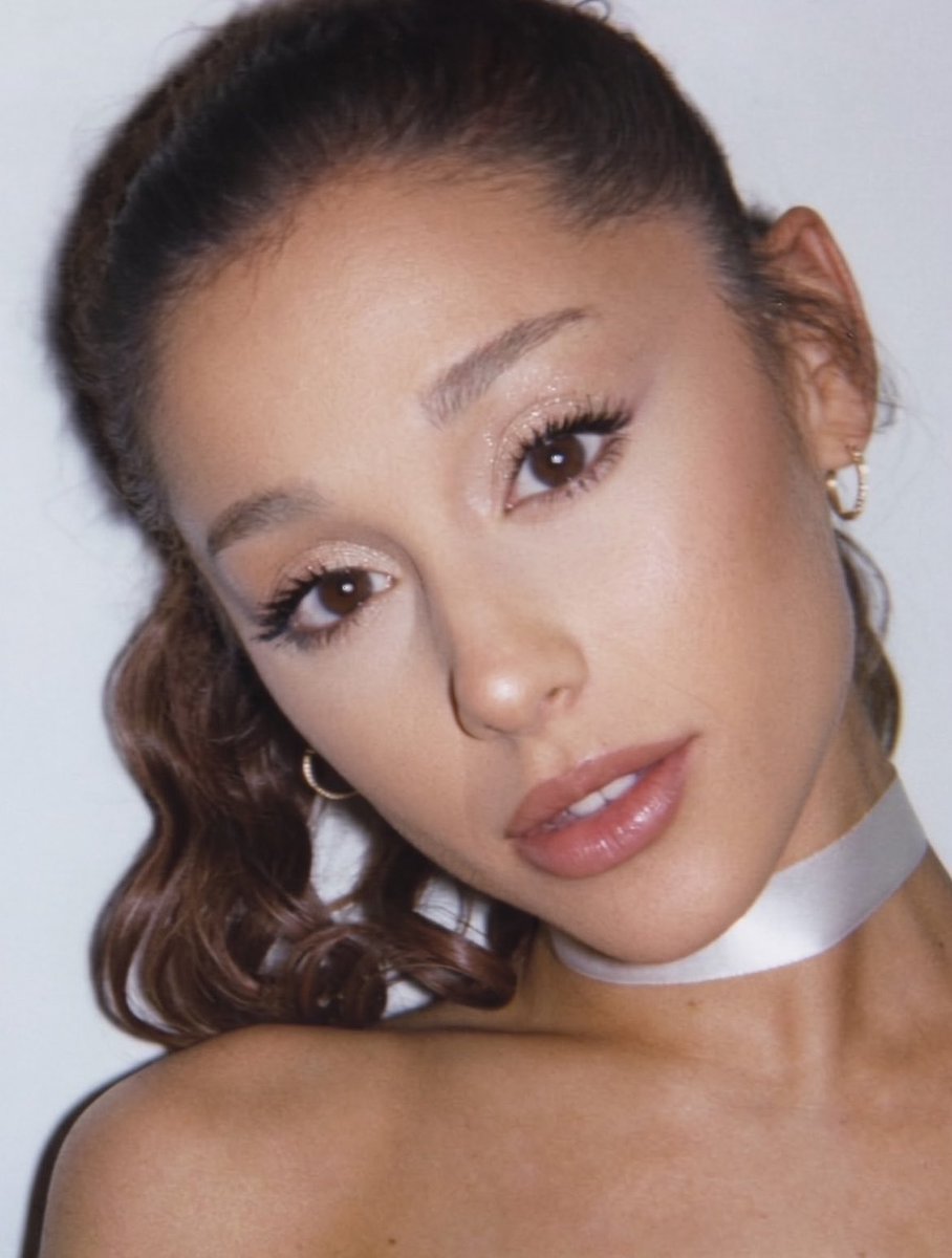warningsin's tweet photo. she doesn’t even need to bring back her 2019 style. she just needs thicker eyebrows and to stick to her color palette. https://t.co/xnTv6nDyw9