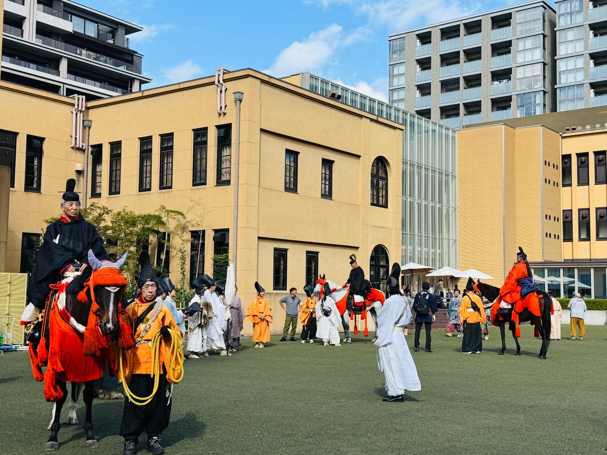 kyotomm's tweet photo. 本日、京都では時代祭が好天の中実施されるマン！
マンガミュージアムがある龍池学区は今年、平安時代中期「藤原公卿参朝列」の当番で、午前10時にマンガミュージアムから時代祭のスタート時点の御所へ向けて出発しました。当番は9年に一度回ってきます。（コロナのため今回は12年目になりました） https://t.co/mlRDMnpJ75