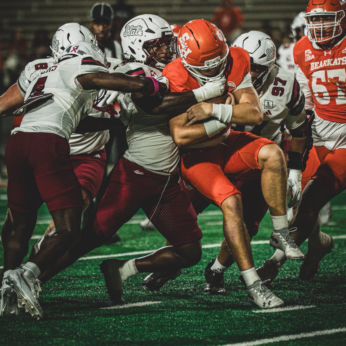 NMStateFootball's tweet photo. How about this Aggie defense😮‍💨

▫️-4 rushing yards
▫️17 passing yards
▫️13 total yards of offense
▫️1 INT
▫️1 sack

#AggieUp x #RideForTheBrand https://t.co/Q36mLvieYM