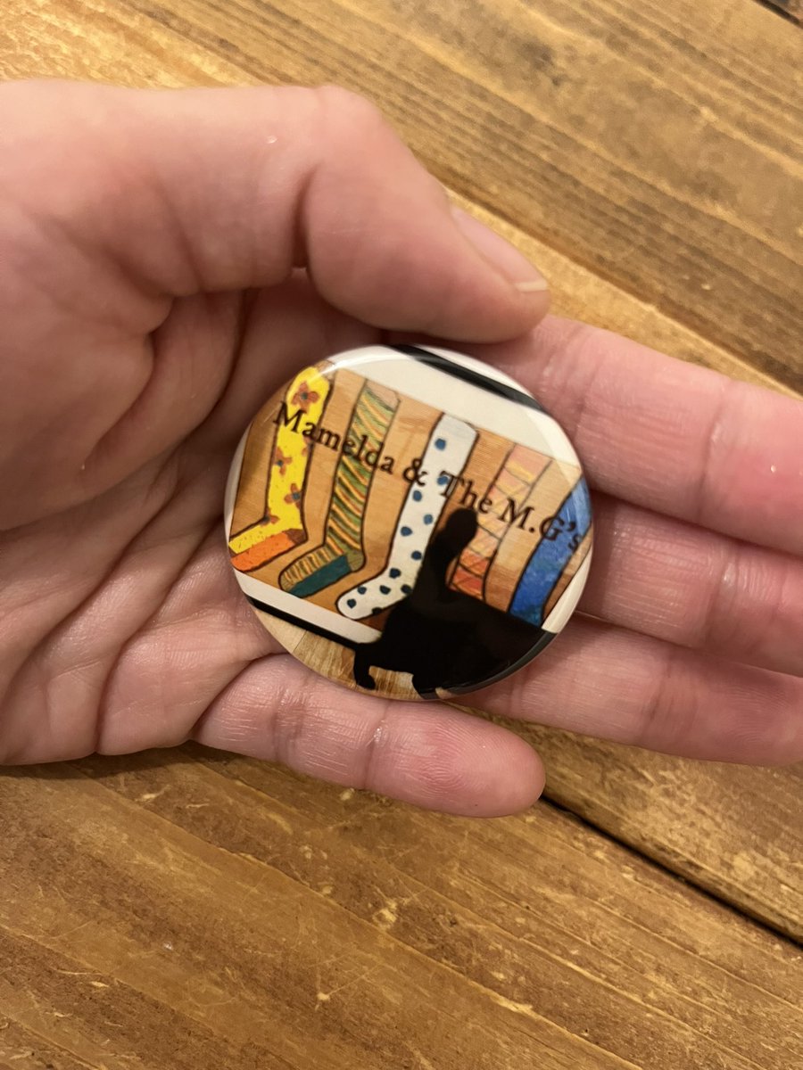 rcmoec's tweet photo. 【マメルダ&amp;The M.G’s グッズ作りました！】

①歌詞ポストカード
文学的アコーディオンパンクと称される私ですから（？）お気に入りのペンとインクでしたためた歌詞カード！
②缶バッヂ
子供の頃に家族で作った🧦貼り絵とうちの風格のおしり🐈‍⬛！

10/30持ってゆきます！手にとってみてほしい… https://t.co/ffQSUVv6I6