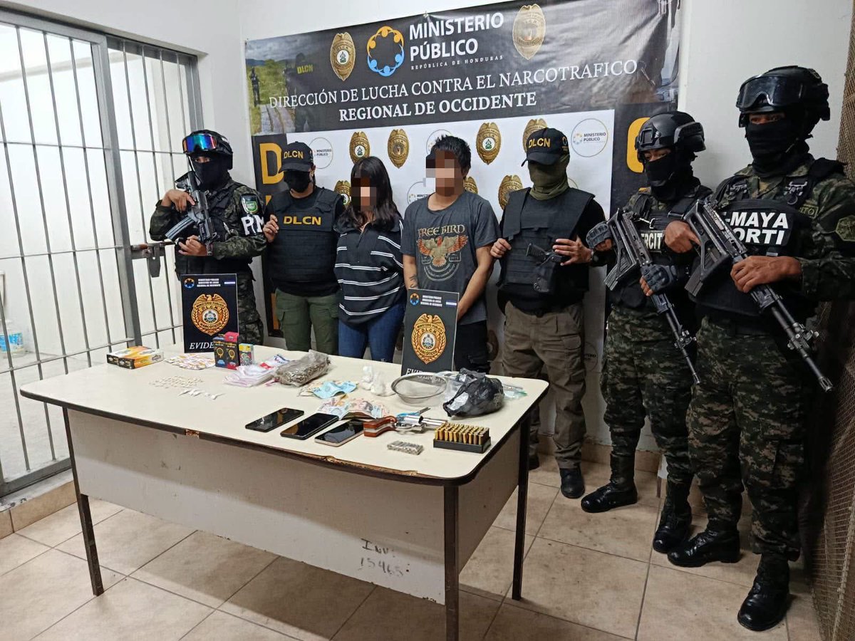 PMOPHN's tweet photo. #EscudoDeHonduras | Allanamientos en Nueva Arcadia, Copán, dejan dos detenidos y decomiso de drogas, municiones y arma de fuego

Las Fuerzas Armadas de Honduras a través de la Policía Militar del Orden Público (#3BPMOP), en coordinación con la 120 Brigada de Infantería, FTC Maya Chortí y la DLCN, realizaron allanamientos en el municipio de Nueva Arcadia, Copán, que dejaron como resultado dos personas detenidas.

Durante la operación se decomisaron:
📌 Supuesta marihuana y una onza de supuesta cocaína.
📌 46 envoltorios de supuesto crack.
📌 133 proyectiles de diferentes calibres.
📌 Un revólver calibre .357, sin serie.
📌 Tres teléfonos celulares, L 2,606 en efectivo y materiales para preparar sustancias.

Los detenidos y la evidencia fueron puestos a disposición del Ministerio Público para el proceso legal correspondiente.

Las Fuerzas Armadas de Honduras mantienen operaciones coordinadas para combatir las actividades ilícitas y fortalecer la seguridad de la población.

#FFAAHN #PMOPHN #SeguridadHN