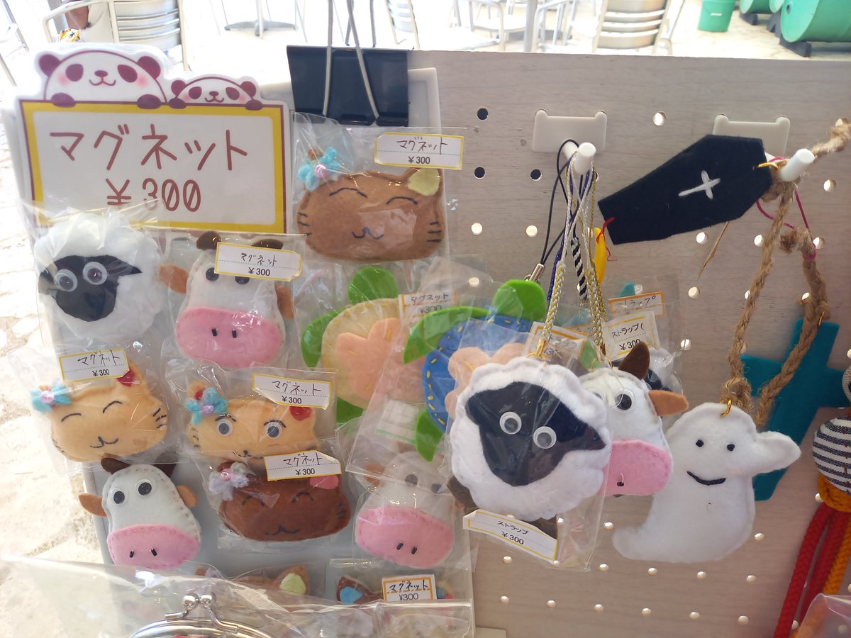 engine_naka's tweet photo. 昨日は、うるマルシェにて出張販売を行いました✨
売り場では、お客様がゆっくりと商品をご覧になり、お守りストラップの赤色と青色を選んでくださいました。
利用者さんもお客様に寄り添いながら接客。手作りの商品を通じて、お客様との温かな交流が生まれました🌺
#縁人 #福祉 #就労支援a型 https://t.co/45z1ZQzVpM