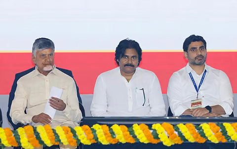 greatandhranews's tweet photo. సూపర్ సిక్స్ సూపర్ హిట్ అయిందన్నారు.

ప్రతి పల్లెకు రోడ్లు వేశామని, కోట్లు ఖర్చు పెట్టి రీల్స్ చేస్తూ ప్రచారం చేసుకున్నారు.

లక్షల కోట్ల పెట్టుబడులు అంటూ ఇంటర్నేషనల్ మీడియాలో కోట్లు ఖర్చు పెట్టి చెప్పించుకున్నారు.

అంతా బాగా చేసి ఉంటే ఈ దాడులు ఏంటి? ఈ అరాచకాలు ఏంటి?

పోటీ చేస్తే ఓడిపోతామనే భయంతో ఆంధ్రప్రదేశ్‌ను బీహార్‌కు మించి చేస్తున్నారా?

ఏపీలో ప్రజలు ప్రశాంతంగా ఉండటం ఇష్టం లేదా?