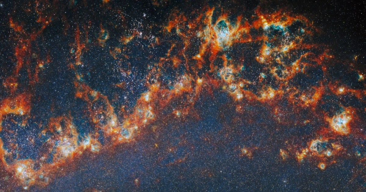 ReadRevMag's tweet photo. Massive, "super star clusters" can have a huge impact on their host galaxy, launching galactic winds that shape its growth. https://t.co/JxxK4GT8ne https://t.co/SNcieExG8i