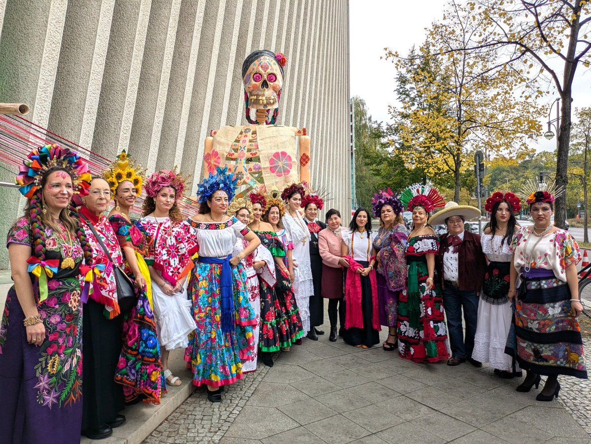 EmbaMexAle's tweet photo. Orgullosos de nuestro altar de muertos, que este año refleja las tradiciones de Hidalgo. Agradecemos a @CulturaHidalgo, así como a los municipios de Huejutla, Metzquititlán y @chilcuautla_hgo por hacer realidad esta ofrenda.
#DiplomaciaPúblicaMX #DiplomaciaCulturalMX https://t.co/EUWIFidmv6