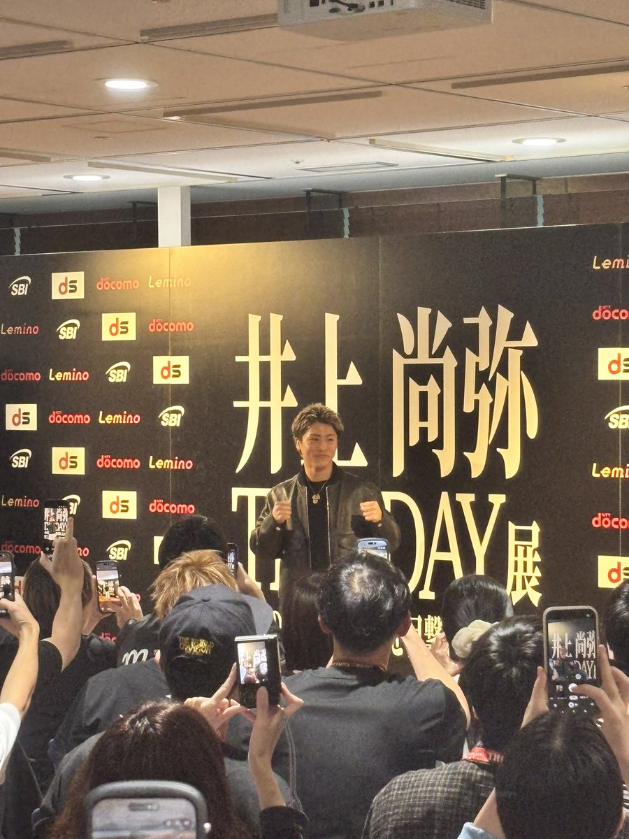yasup_TCL's tweet photo. ご本人登場！ファンの質問に答える時間がありました。メディアも入っていました。
#THEDAY展  #井上尚弥 https://t.co/HJ8CX2pmSi