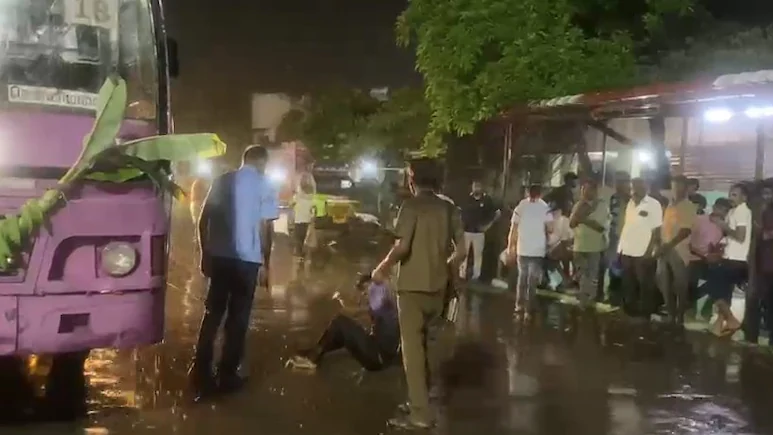 ndtv's tweet photo. On Camera, Tamil Nadu Bus Driver, Conductor Kick 'Drunk' Passenger Trying To Board https://t.co/TC4rM5pft5 https://t.co/zZvXGDbfQA