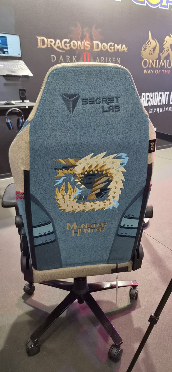MHPassionU's tweet photo. Not going to change my mind about the confort of secretlab gaming chairs. But its nice to see it irl

#MonsterHunter #モンスターハンター https://t.co/BLvL2ucQ3Y