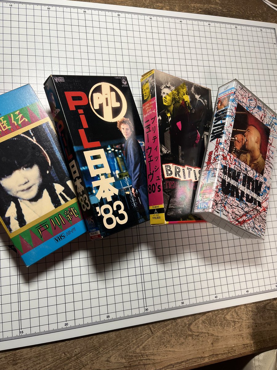 danboard145's tweet photo. パンク系のポストが続いたので探したらVHS出てきた❗️
（戸川純🤣）
1980年代前後のパンクバンドのライブ映像を収録した『BRITISH NEW WAVE 80's』（16,800円クソ高）
1983年にイギリスで制作されたパンクロックドキュメンタリー映画『UK/DK: A Film About Punks and Skinheads』当時は映像に飢えてた🤤 https://t.co/RAUEDIg3F6