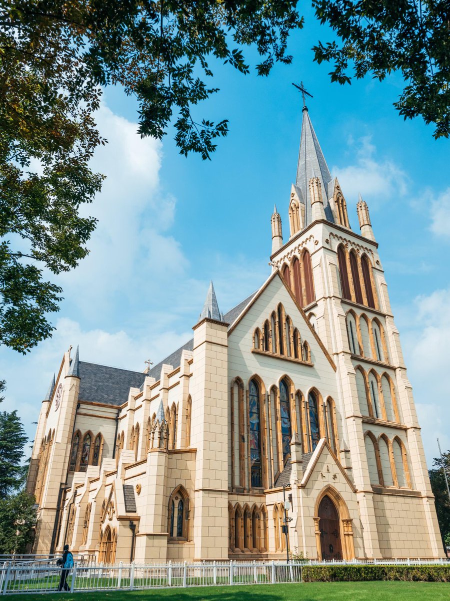 GoSongjiang's tweet photo. Thames Town surprises with its European charm💒#Autumn #osmanthus perfume drifts through the quiet town. Sparse crowds leave the stone lanes serene for unrushed strolls, framed by Gothic spires and Tudor red brick. Slanted afternoon light casts #dramatic shadows. #Songjiang #Shanghai 

📸文森特的摄影日志