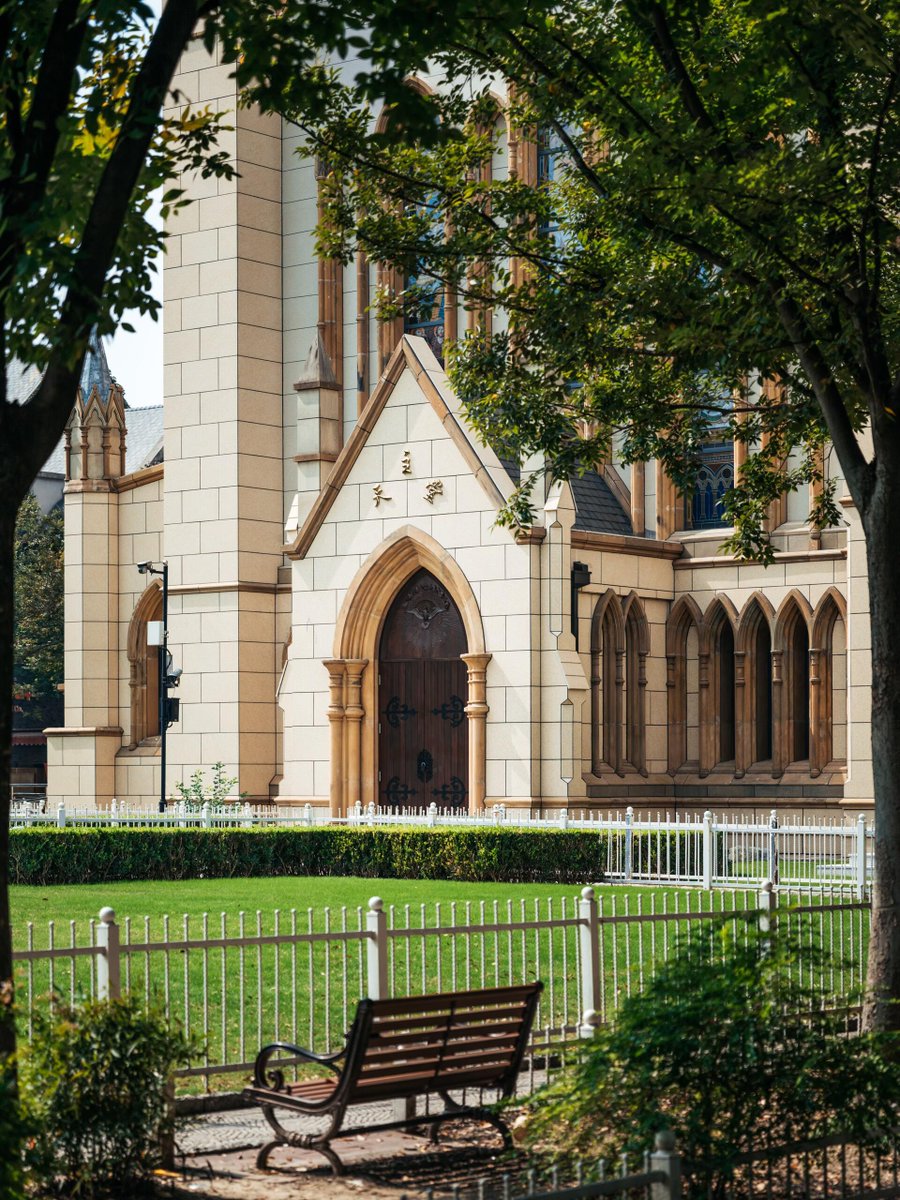 GoSongjiang's tweet photo. Thames Town surprises with its European charm💒#Autumn #osmanthus perfume drifts through the quiet town. Sparse crowds leave the stone lanes serene for unrushed strolls, framed by Gothic spires and Tudor red brick. Slanted afternoon light casts #dramatic shadows. #Songjiang #Shanghai 

📸文森特的摄影日志