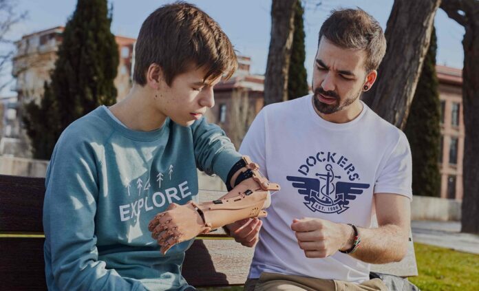 CCenterHub's tweet photo. Una impresora 3D, una mochila y un viaje a Kenia. Así comenzó una historia que hoy demuestra hasta dónde puede llegar la tecnología cuando se pone al servicio de las personas. 💙

Desde 2017, Ayúdame3D convierte la impresión 3D en prótesis, dispositivos de apoyo y soluciones que ayudan a mejorar la autonomía de personas con discapacidad y comunidades con acceso limitado a estos recursos.

En nuestra nueva entrevista, Guillermo Gauna-Vivas, fundador de Ayúdame3D, comparte una trayectoria en la que la innovación social también se construye junto a las empresas. 🤝 Teambuildings en los que los empleados fabrican prótesis reales, conferencias corporativas y proyectos de colaboración que conectan el talento de las organizaciones con necesidades concretas.

💬 "No hace falta tener grandes recursos para empezar a generar impacto", explica Guillermo.

👇 Lee la entrevista completa en nuestra web y descubre la historia detrás de Ayúdame3D.

https://t.co/17NbNpSMVj