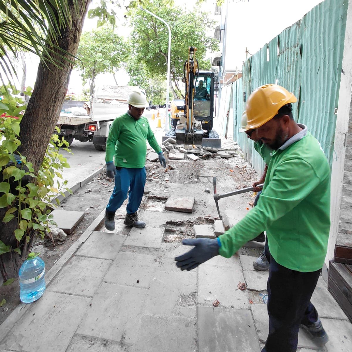 HDCMediamv's tweet photo. ހިރުނދުމަގުގައި އަލަށް ހަދާ ދުވާރުގެ މަސައްކަތް ކުރިއަށްދަނީ.
#withHDC
#MyHulhumalé https://t.co/BckJgjW3sl