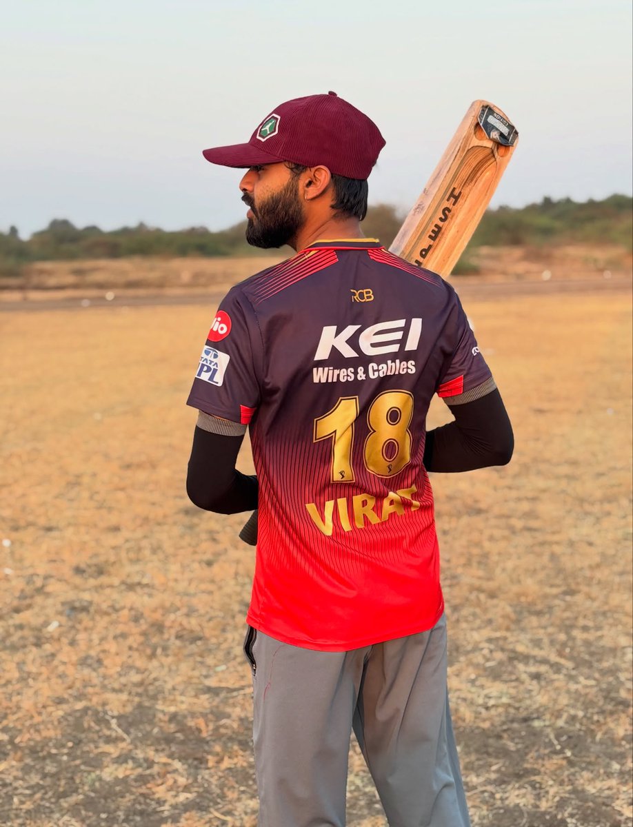 SiennEIMonteF5a's tweet photo. RCB all the way. https://t.co/dOyQ6nbzY2