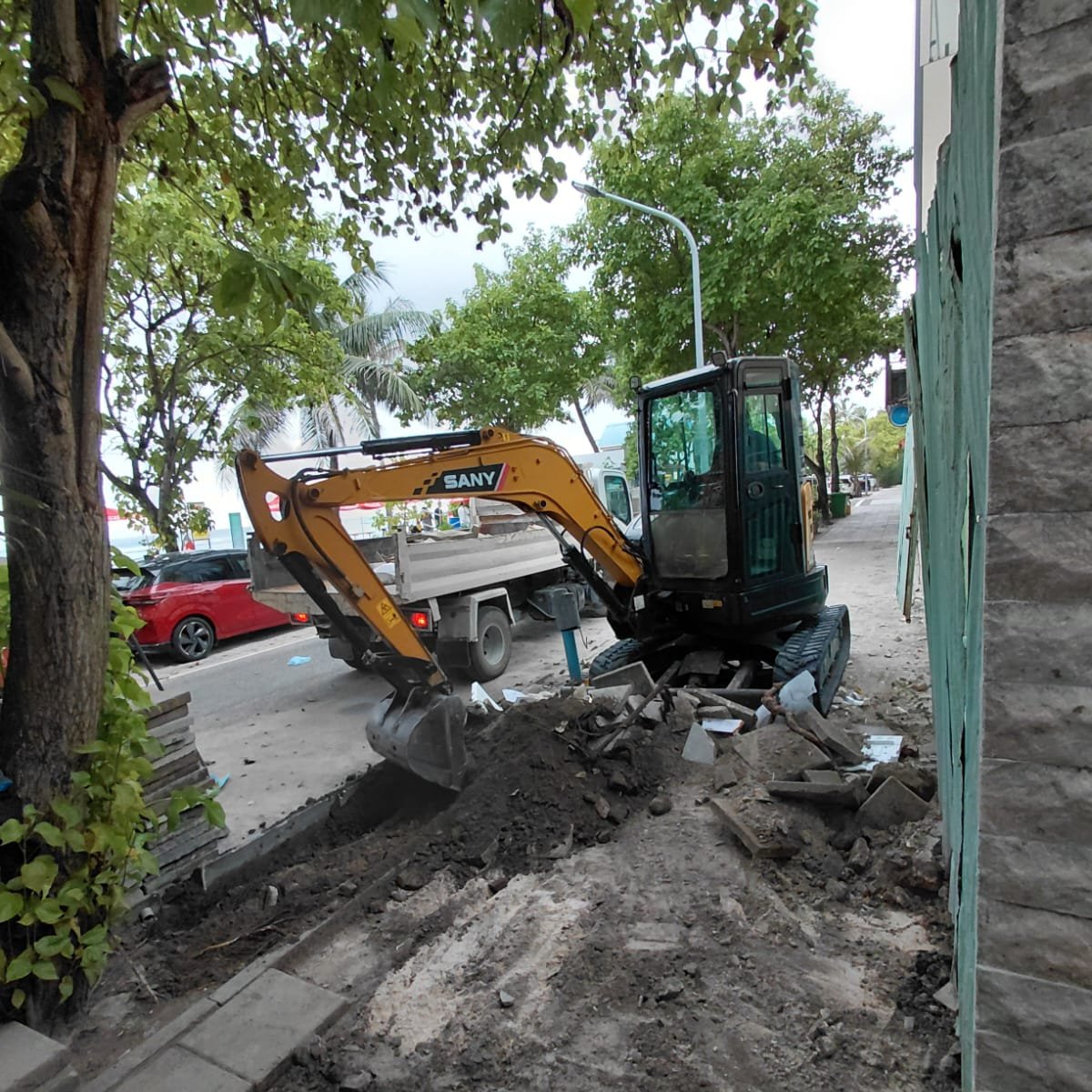 HDCMediamv's tweet photo. ހިރުނދުމަގުގައި އަލަށް ހަދާ ދުވާރުގެ މަސައްކަތް ކުރިއަށްދަނީ.
#withHDC
#MyHulhumalé https://t.co/BckJgjW3sl