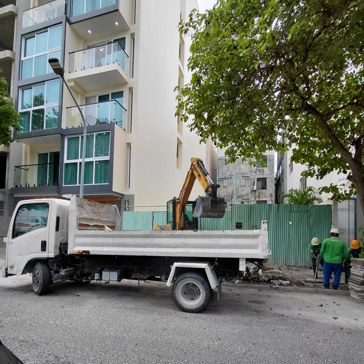 HDCMediamv's tweet photo. ހިރުނދުމަގުގައި އަލަށް ހަދާ ދުވާރުގެ މަސައްކަތް ކުރިއަށްދަނީ.
#withHDC
#MyHulhumalé https://t.co/BckJgjW3sl