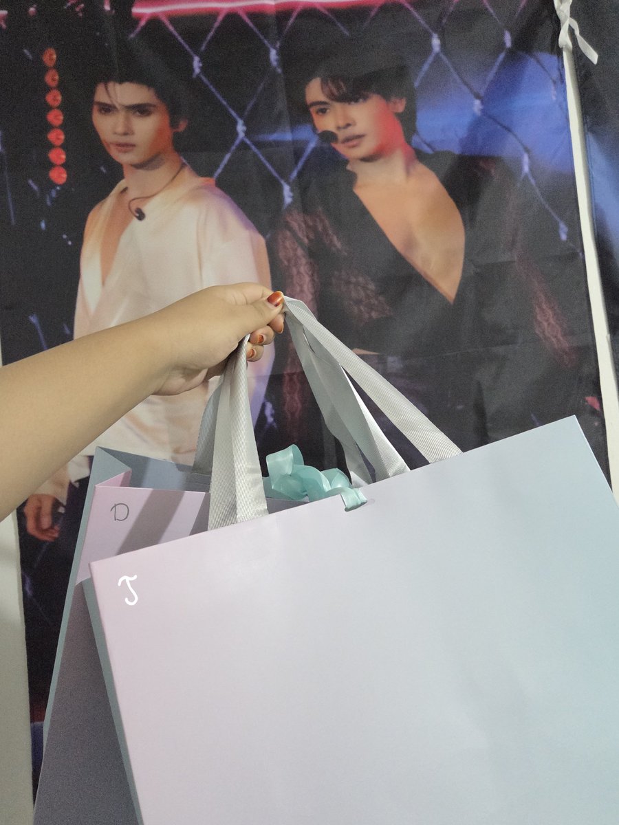 thenaijurnal's tweet photo. Sekarang gua beneran gk tau harus bereaksi kayak gimana?
So what? Hadiah cauple yang gua kasih baru sampe di tangan kalian sekarang.
Gua gk tau cara ngungkapin perasaan gua sekarang https://t.co/gPHCVnWkms