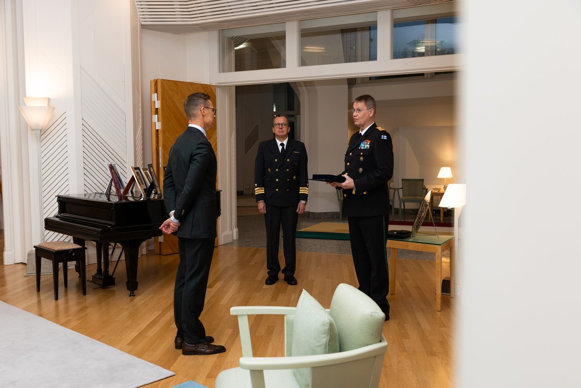 TPKanslia's tweet photo. Tasavallan presidentti @AlexStubb nimitettiin kunniaylirajajääkäriksi presidentin virka-asunnolla Mäntyniemessä torstaina 22. lokakuuta 2026. Kunniaylirajajääkäreiksi on kutsuttu kaikki tasavallan presidentit Urho Kekkosesta alkaen.

Nimittäjänä toimi rajavartiolaitoksen päällikkö, vara-amiraali Markku Hassinen.