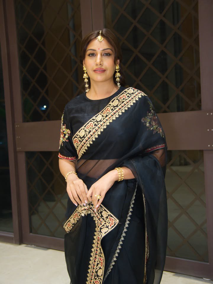 ChandnaSiran's tweet photo. 😍😍🦋🖤🌹🔥🔥🔥🔥#surbhichandna #hitting #pretty 
#hottie #sundar #Diva #sleyed #gorgeous #garmi #newhairy #saree https://t.co/w4CY1pZyjC