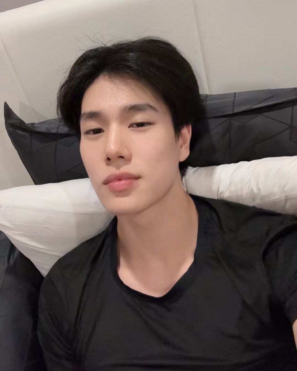 sashimirolleee's tweet photo. #pondphuwin socmed au

wherein Phuwin has an unrequited crush on Pond and gets jealous every time someone posts about him. https://t.co/J0YnM4VBpz