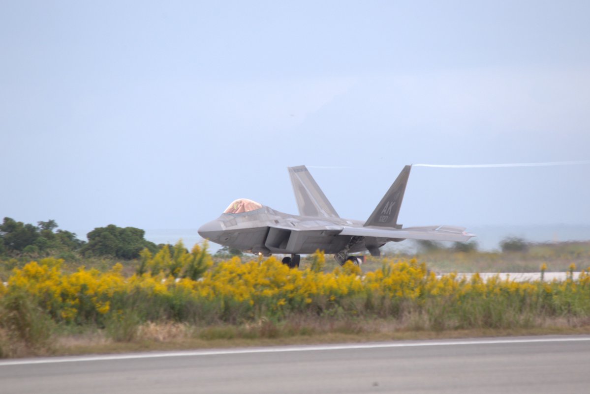 JASDF_adc_pao's tweet photo. #日米共同統合演習 「 #KS27 」において、#F22 及び #F2 のパイロットをはじめ、日米の隊員が交流を深めました🇯🇵🤝🇺🇸
航空機の運用に関する知見を共有するとともに、相互理解の促進を図っています。

#航空総隊  #自由で開かれたインド太平洋 https://t.co/iz6bTG2ggt