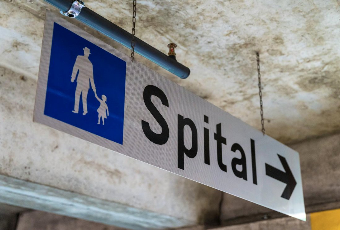 Compassana's tweet photo. Wer über den Notfall ins Spital kommt, macht häufig schlechtere Erfahrungen als Patienten mit geplantem Eintritt. Eine Schweizer Untersuchung zeigt, wo die grössten Probleme liegen. https://t.co/3mgDf4upJM https://t.co/xuCEqPT6Tc