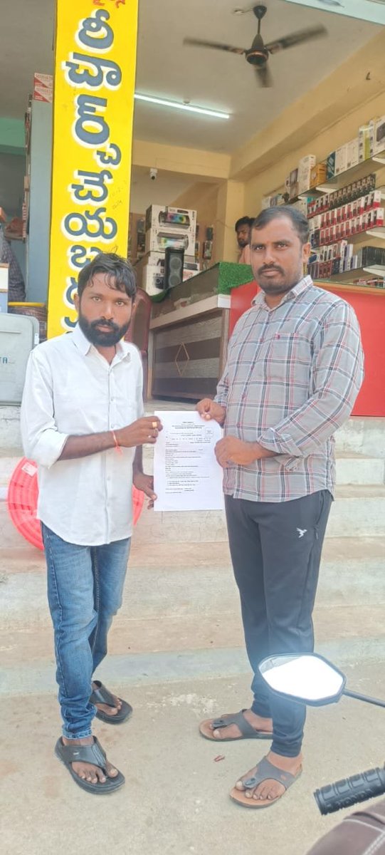 JSPTelangana's tweet photo. వరంగల్, ఖమ్మం, నల్గొండ పట్టభద్రుల ఎమ్మెల్సీ ఎన్నికల్లో జనసేన పార్టీ అభ్యర్థి డాక్టర్ గడల శ్రీనివాసరావు విజయమే లక్ష్యంగా, మిర్యాలగూడ నియోజకవర్గ నాయకులు కోట్రా గోవర్ధన్ ఆధ్వర్యంలో అడవిదేవులపల్లి మండలంలో పట్టభద్రుల ఓటరు నమోదు కార్యక్రమం నిర్వహించారు.

ఉమ్మడి నల్గొండ జిల్లా నాయకులు మేకల సతీష్ రెడ్డి సూచనల మేరకు, ఎమ్మెల్సీ ఎన్నికల కోఆర్డినేటర్లు మేడ రామకృష్ణ, పి.ఆర్. రాఘవేందర్ మార్గదర్శకత్వంలో ఈ కార్యక్రమం చేపట్టారు. ఇందులో భాగంగా స్థానిక పోలీస్ స్టేషన్ సిబ్బందిని కలిసి, అనంతరం ఇంటింటికీ వెళ్లి పట్టభద్రుల ఓటరు నమోదు ప్రక్రియపై అవగాహన కల్పించారు. అర్హులైన పట్టభద్రులందరూ ఓటరుగా నమోదు చేసుకుని ప్రజాస్వామ్య ప్రక్రియలో భాగస్వాములు కావాలని కోరారు.

#MLCElections #JanaSenaTelangana #JSPForTelangana